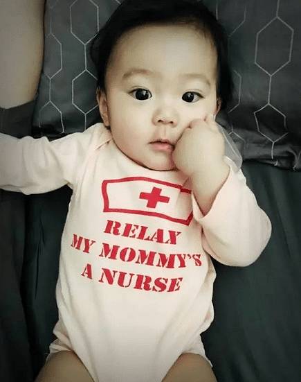 贾静雯小咘咘的照片 (贾静雯是不是给咘咘买的名牌衣服)