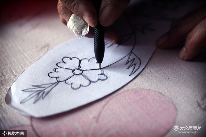 针线间的爱探访*安泰**手艺人制作绣花鞋垫