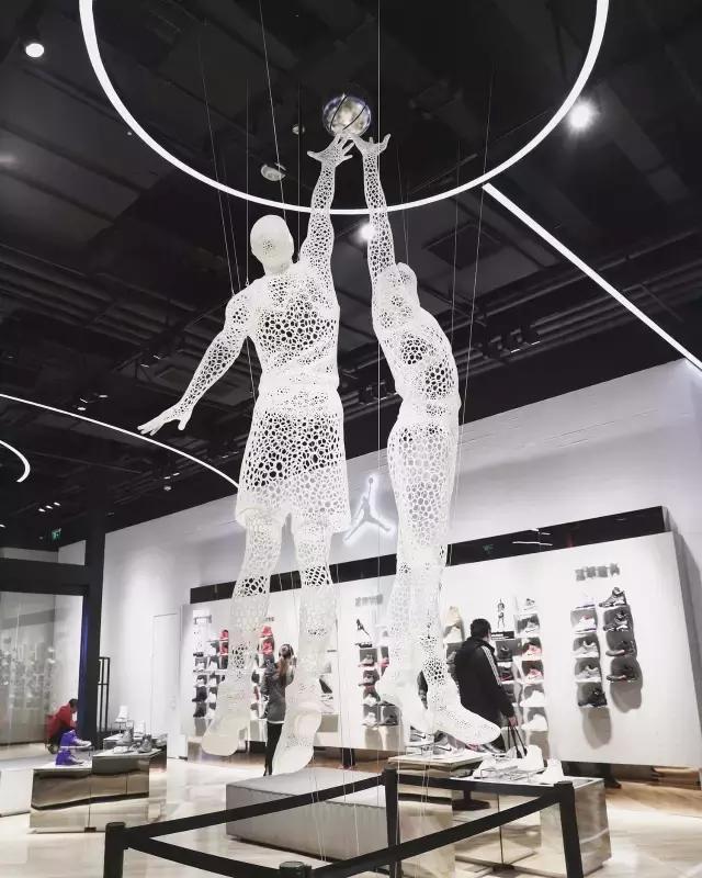 我们带着MeloM13来到即将重装开业的NIKE体验店