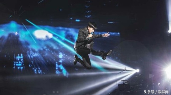 王俊凯跨年演唱会和张杰对比,王俊凯跳山羊