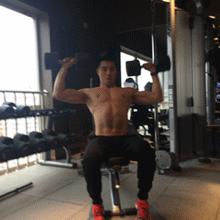 健身如何纠正溜肩姿势,健身新手怎么练肩