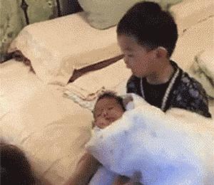 十条笑话：小侄子惊恐叫起来：姑姑，姑父，你们咋把屎刷上了墙