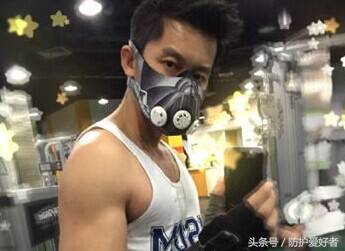 防雾霾明星有的是招儿！李晨秒型男周冬雨仍旧可爱