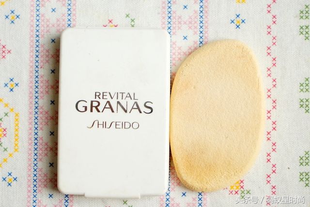 粉扑和海绵哪个上粉底好,气垫底妆用什么粉扑