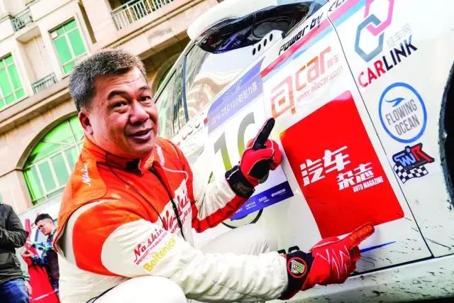 这个感觉倍儿爽，因为我们拿了12小时耐力赛的奖杯