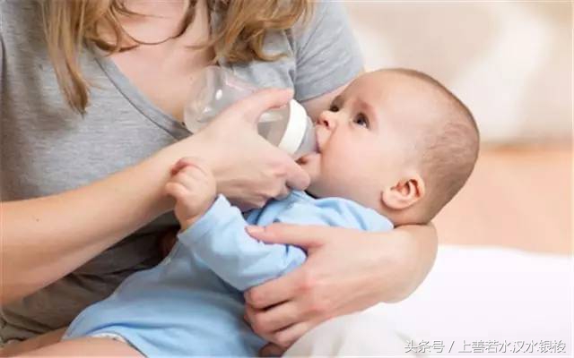 宝宝吃得多了又吐又拉怎么办,宝宝吃得多吐了肚子疼