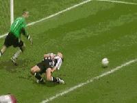 100个笑死人的足球集锦,搞笑足球动图