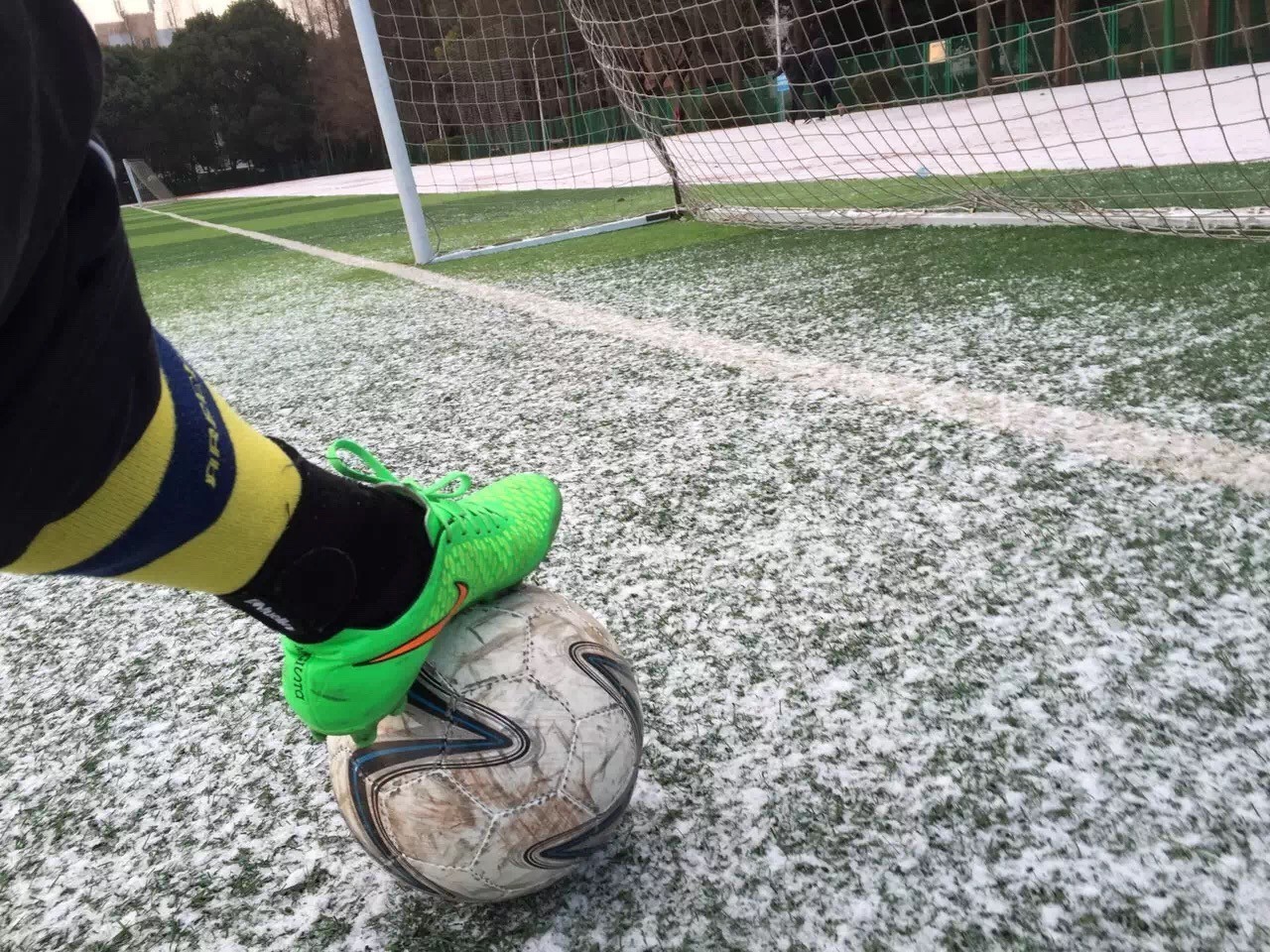 早上7点起来踢足球合适吗,清晨六点踢球