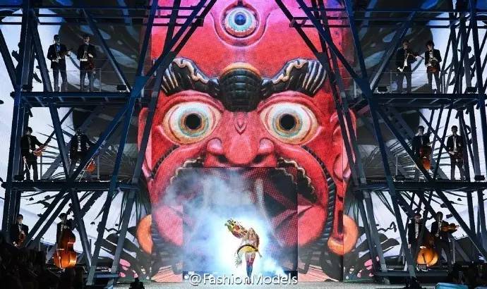 看中国维密超模反应视频,歪果仁看张靓颖维密秀