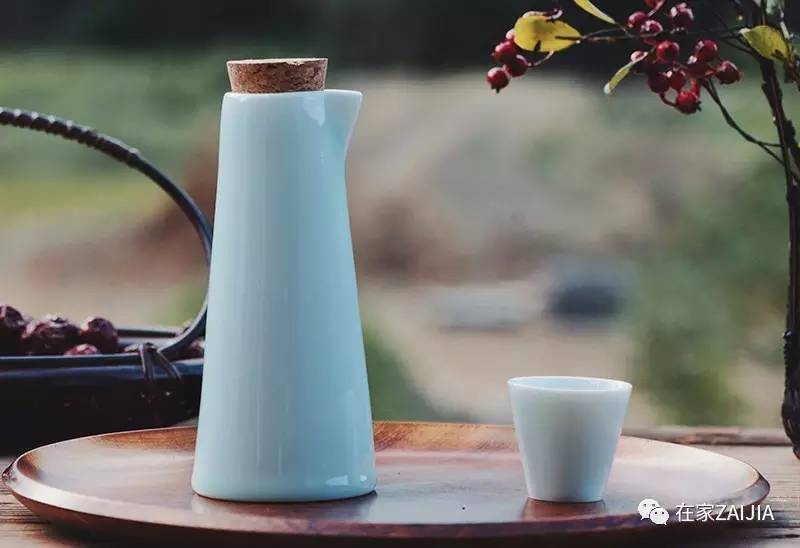 年夜饭香喷喷举起酒杯敬家人,年夜饭的碗和酒杯