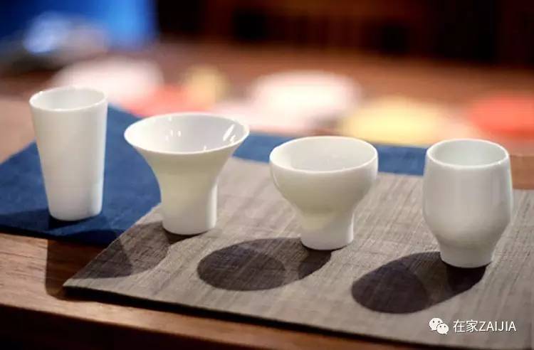 年夜饭香喷喷举起酒杯敬家人,年夜饭的碗和酒杯