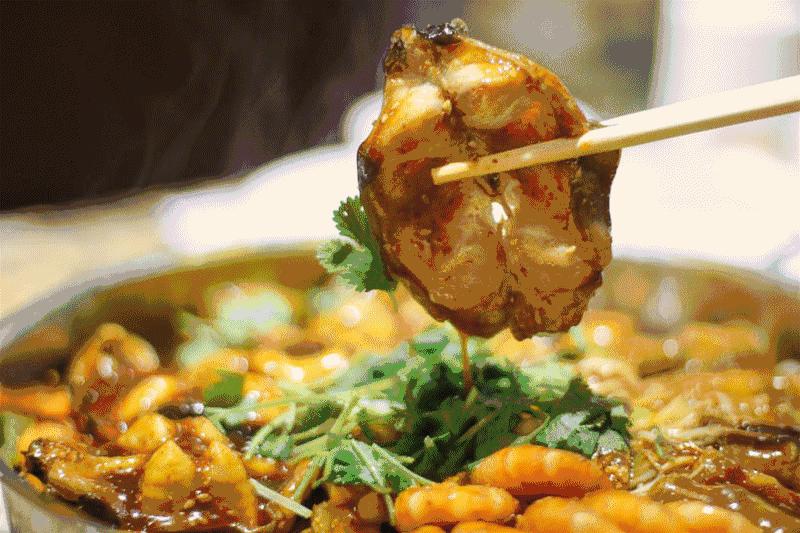 王宝强最近视频,王宝强现身机场视频