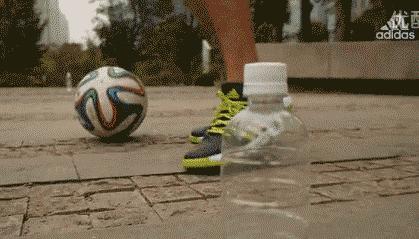 如何快速横向拉球过人,踢球怎么教队员跑位