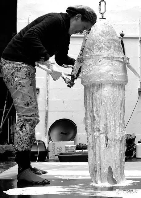 你恨死上班了对吗，但你知道艺术家上班时的样子吗？