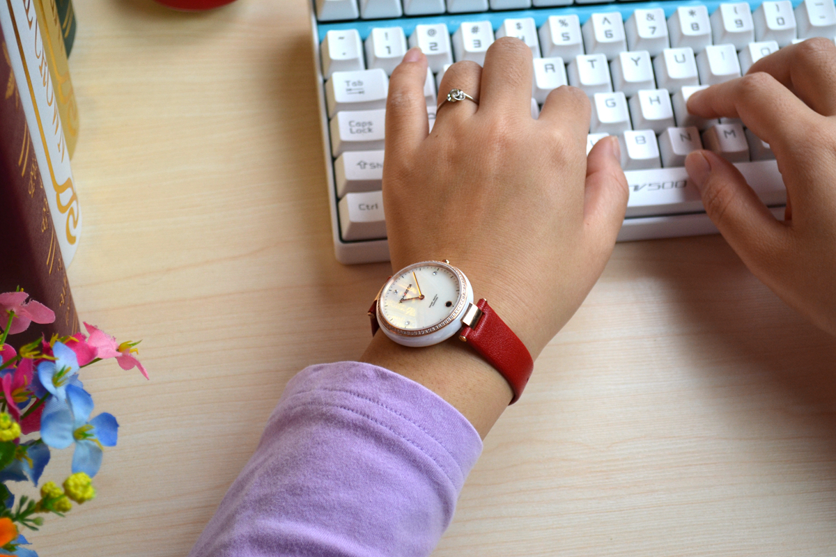 有水晶有钻石,能测UV会自拍,续航8个月,为妹子而生的智能表