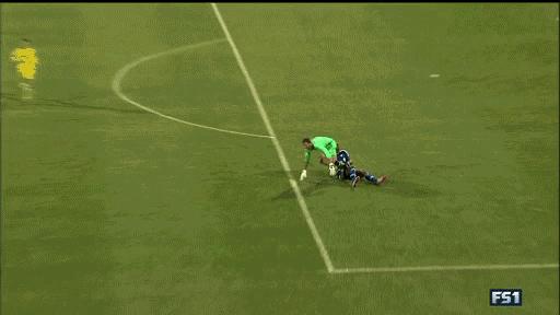 搞笑足球gif打耳光假摔,巴西阿根廷足球搞笑gif