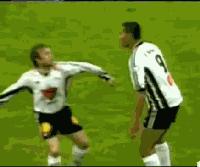 足球假摔演技爆表,足球场上演技派假摔高手