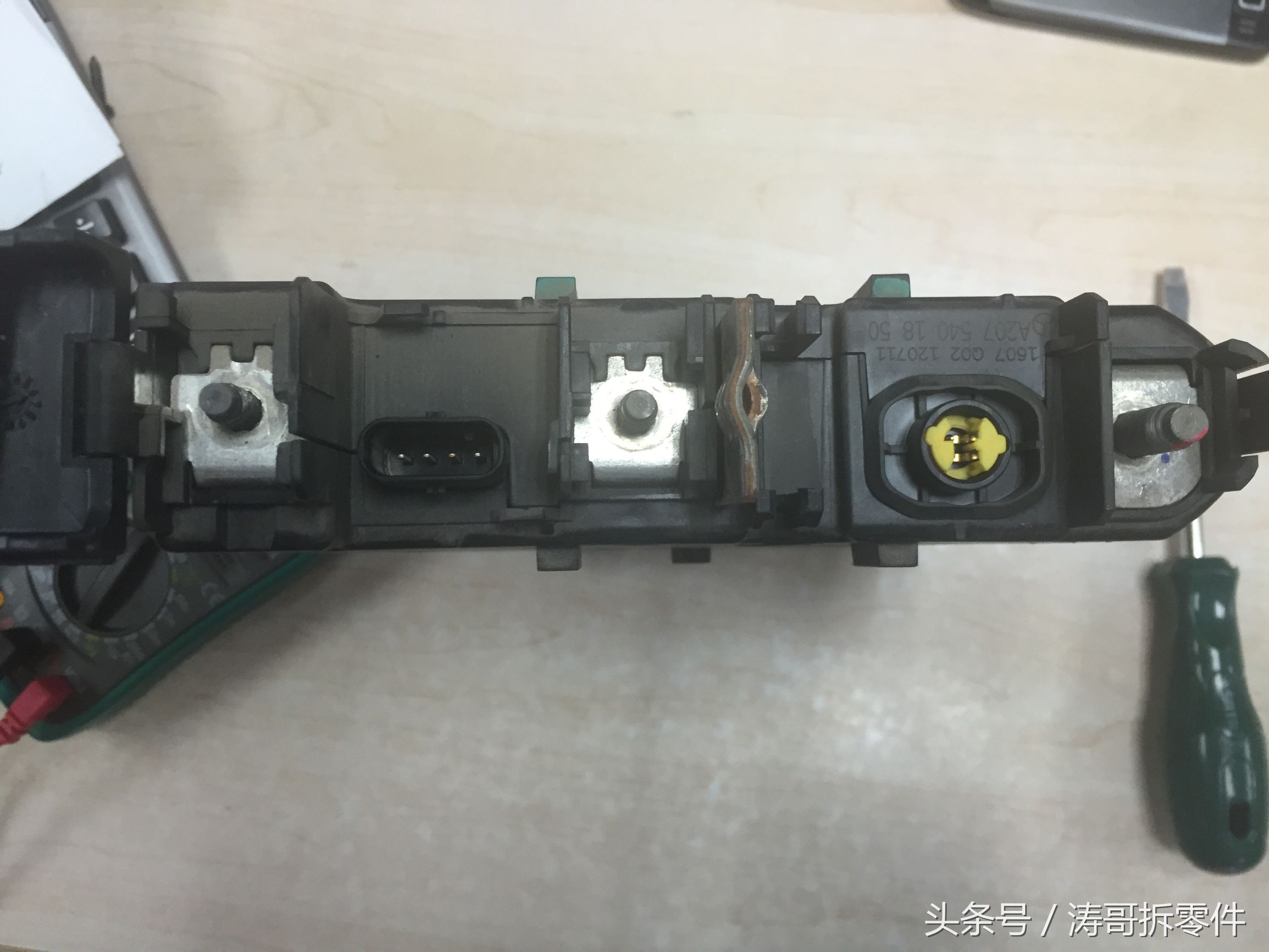 奔驰断电复位教程,奔驰A200玻璃开关怎么拆