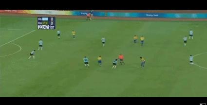 足坛只有梅西可以不参与防守,当今足坛哪个球员能打过梅西