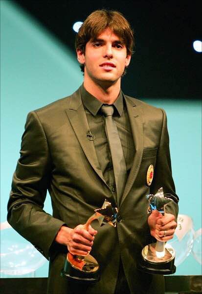 春节我们看完春晚再看足球圈里的帅哥，内含帅你一脸的卡卡