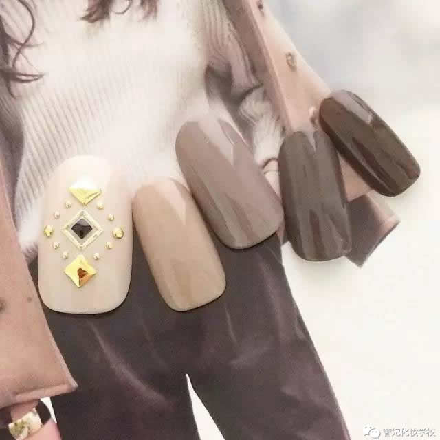 一不小心就让你怦然心动的：22款精致美甲