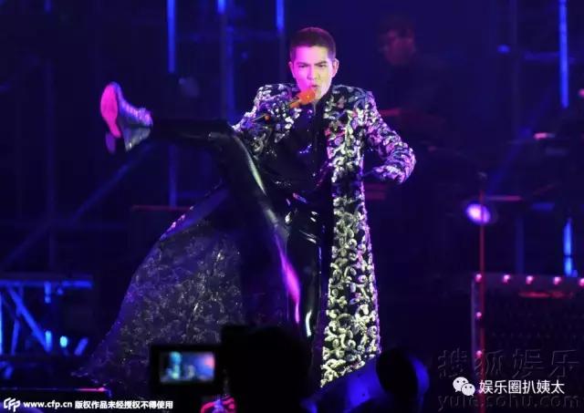 张杰下腰歌唱,张杰大张伟开场舞