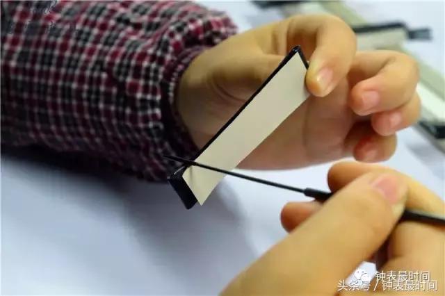 新买天梭表走时不精准,天梭表一般皮表带是用什么扣