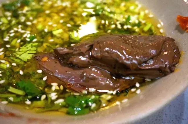 干倒了卖龙虾的，又抢了酒吧生意！这家店到底有什么魔力？