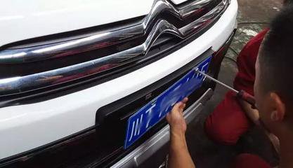 车牌处只有两个螺丝孔,车牌没有装固封螺丝帽有没有关系