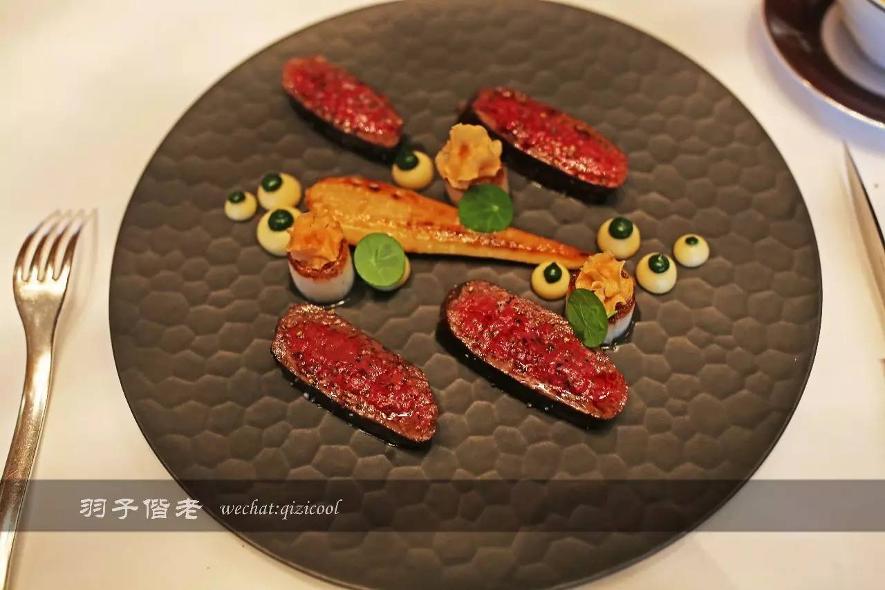 藏匿在繁华中环背后的丝丝暖意 (藏在繁华中环中的丝丝暖意)