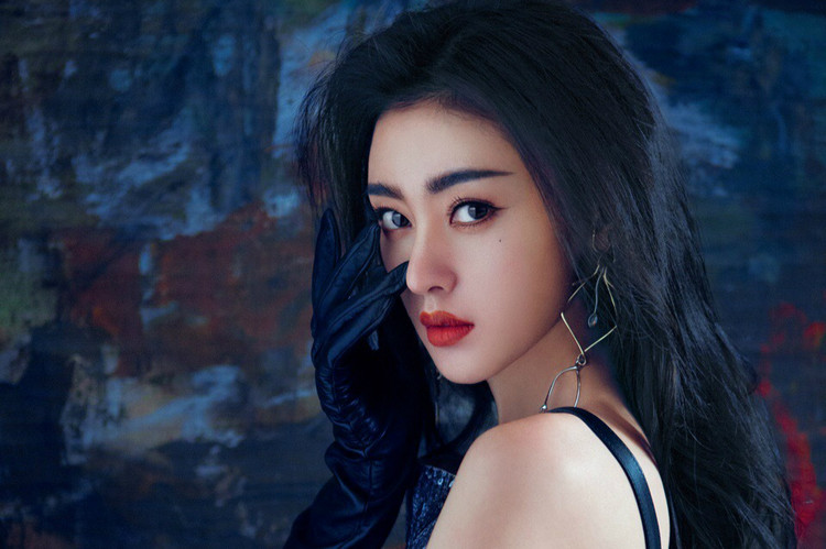 张天爱鳄鱼与牙签鸟长腿,万人迷的长腿美女张天爱