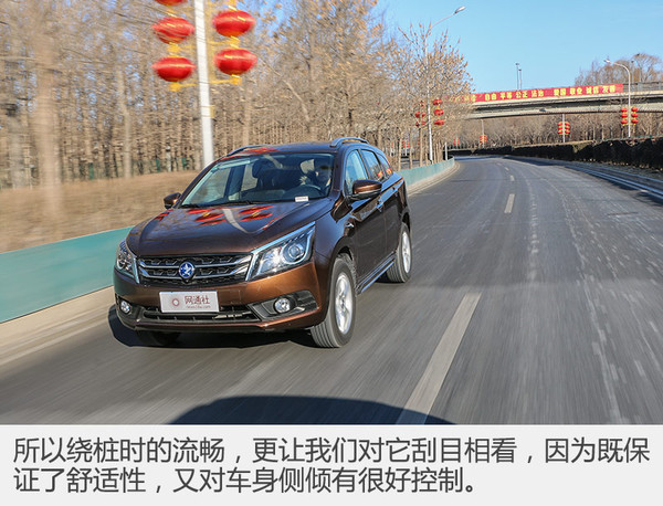 suv绕4个桩技巧,suv过弯不如轿车吗