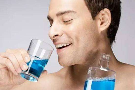 睡醒一觉嘴巴苦口臭,睡醒一觉口臭吐褐色分泌物