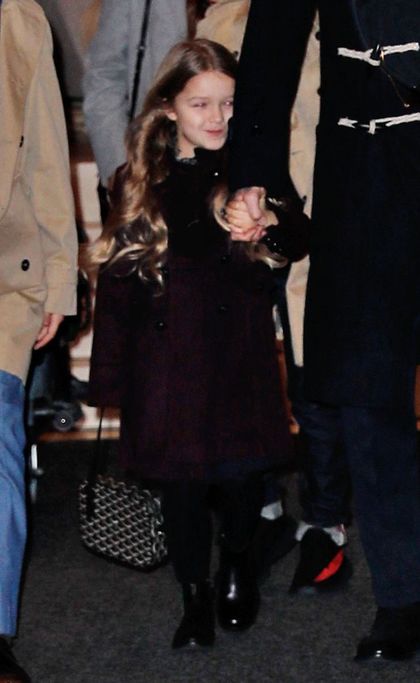 小七拎1.6万潮包捧场妈咪贝嫂时装秀，碧昂斯之女潮包1.3万