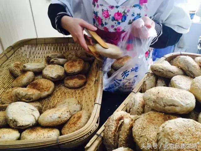 一天1万个都不够,这个北京爷们用40年创造了麻酱烧饼的传奇!