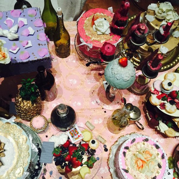 三个一无所有的女人，用以物换物和手工制作的方式再造绝代艳后！