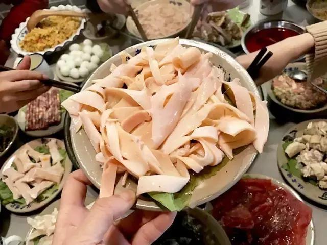 干倒了卖龙虾的，又抢了酒吧生意！这家店到底有什么魔力？