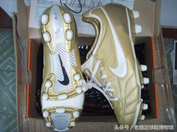 重庆足球鞋奇葩鞋 (重庆足球鞋碎钉推荐)