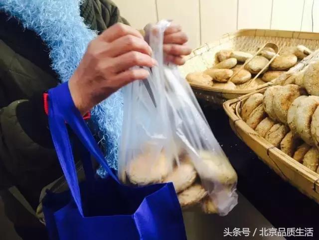 一天1万个都不够,这个北京爷们用40年创造了麻酱烧饼的传奇!