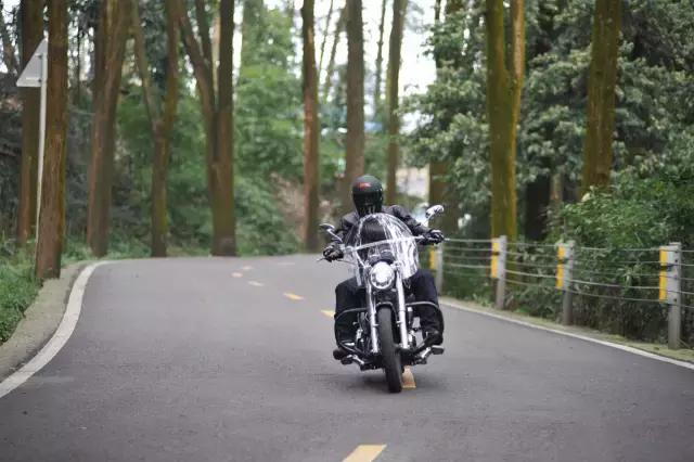 力帆最新款v缸250太子摩托车,力帆v缸250街车