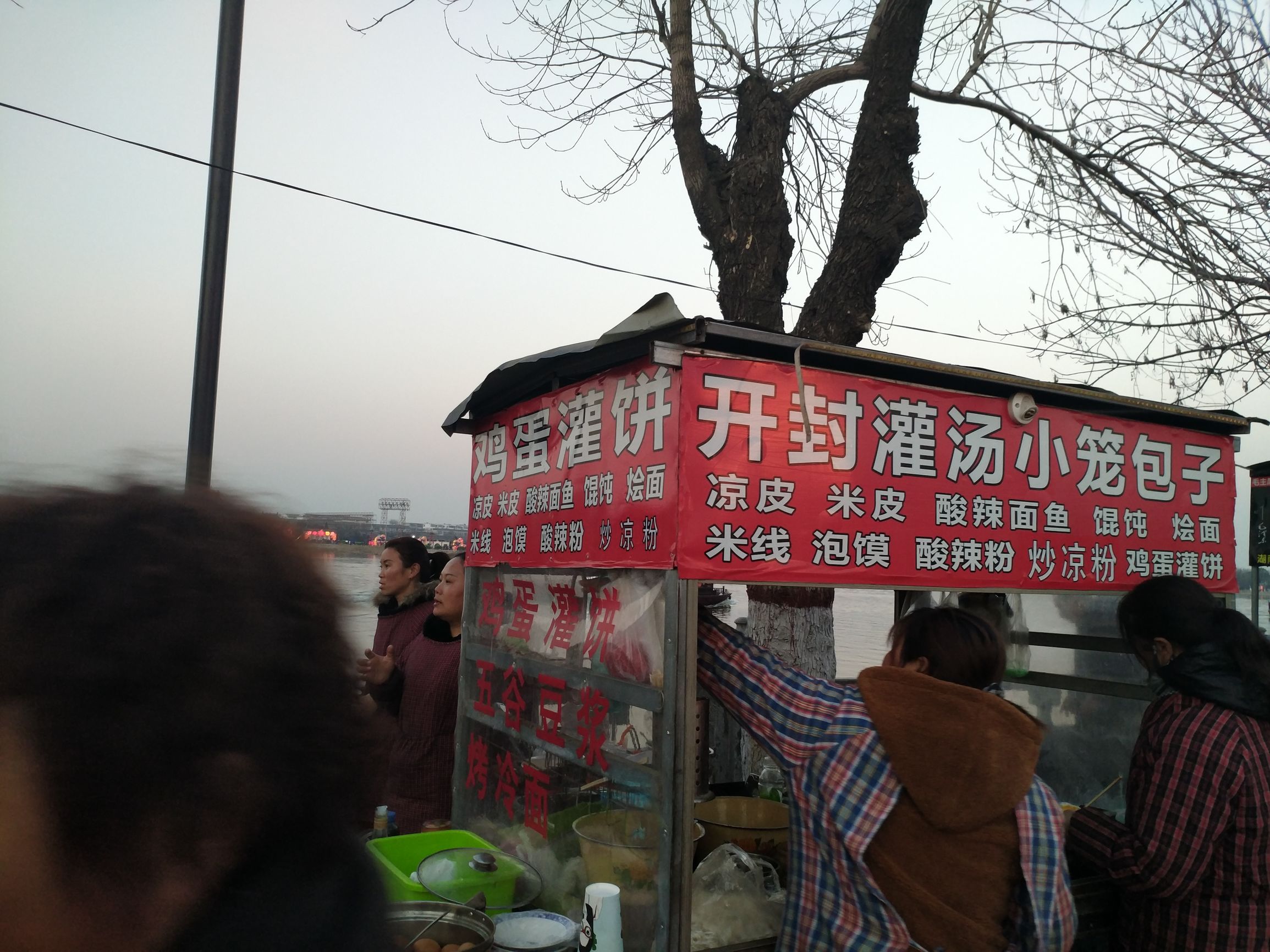 这些路边小吃：虾扯蛋、烈焰烧、大屌烧、关东煮、烤鸟蛋吃过吗？