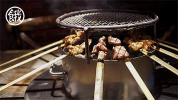 大金链子小手表先吃烧烤后泡澡,大金链子小手表吸着烟