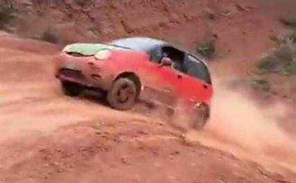 前边的汉兰达麻烦让一下，上不了坡你别挡着人家宝来和奥拓！