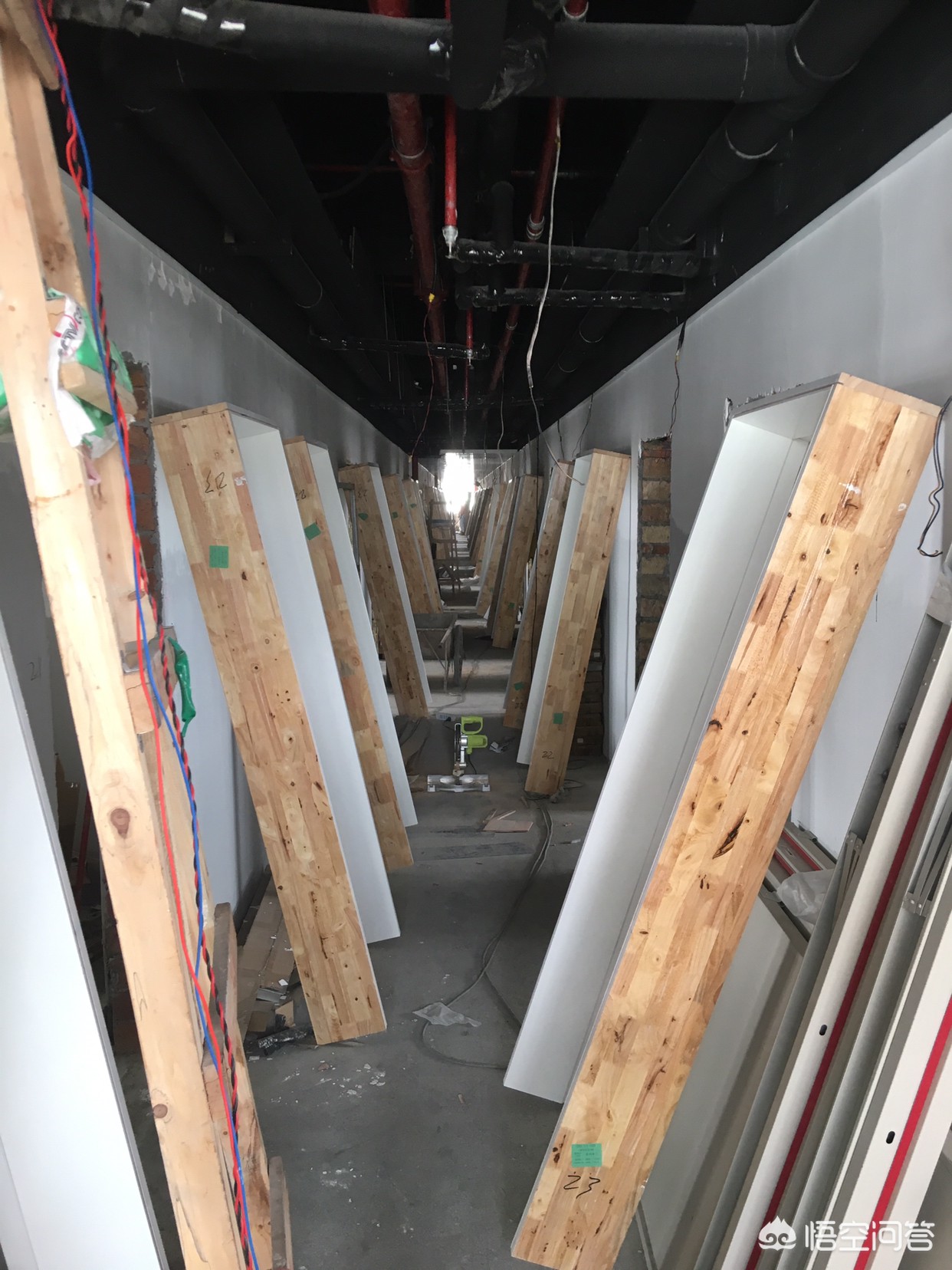 做装修一个月能挣一万吗,做装修的工人为什么工资那么高