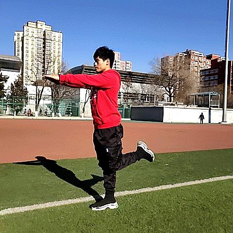 翘臀深蹲训练动作教程,徒手深蹲能练出翘臀吗