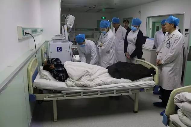 74岁蹬三轮车老人的事迹,老人骑三轮车带老伴拾荒