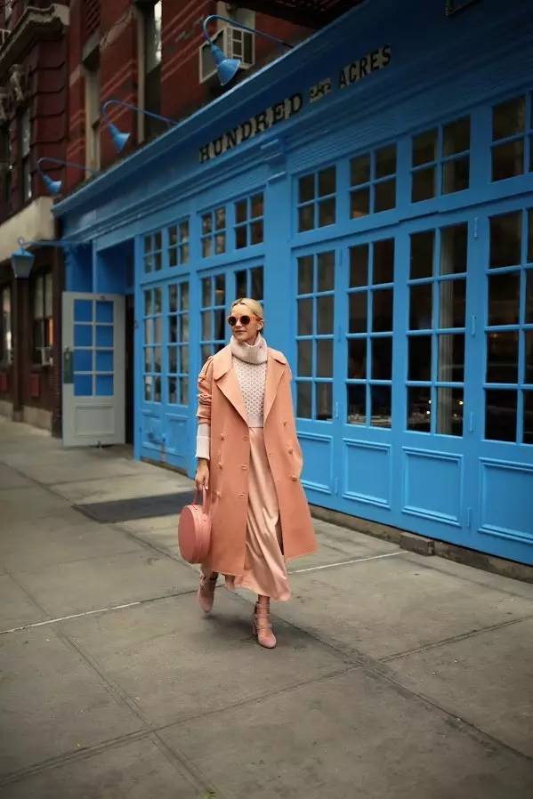 这个从不摘墨镜的酷女孩，竟然把粉红色穿得这么好看！