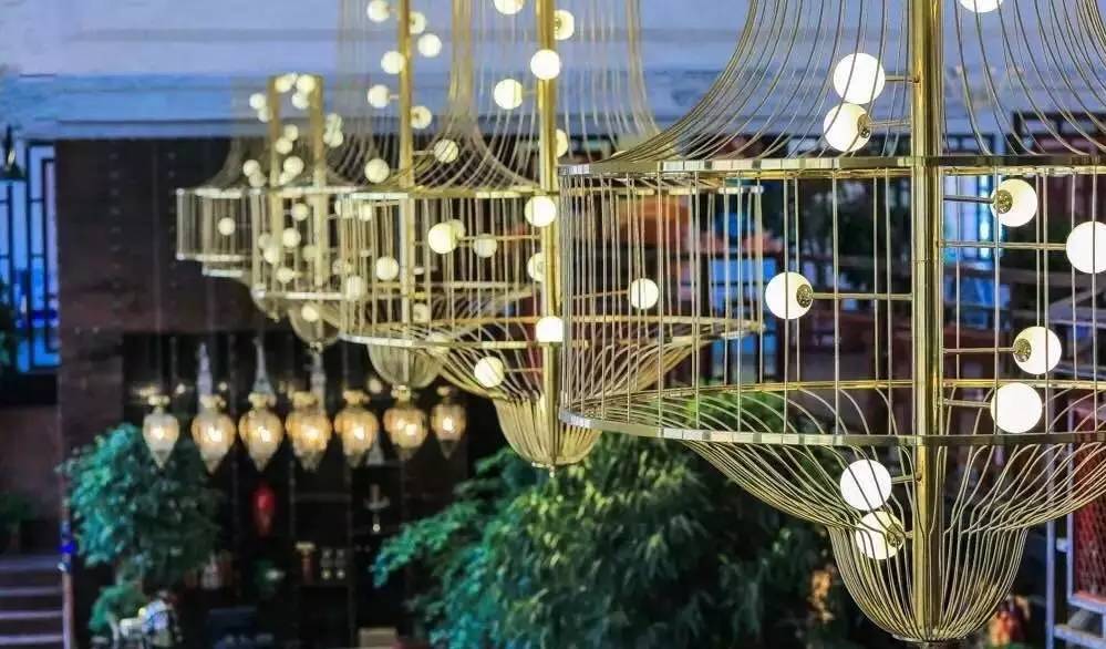 带一个名字里有字母Y的朋友来这家店就送钱！