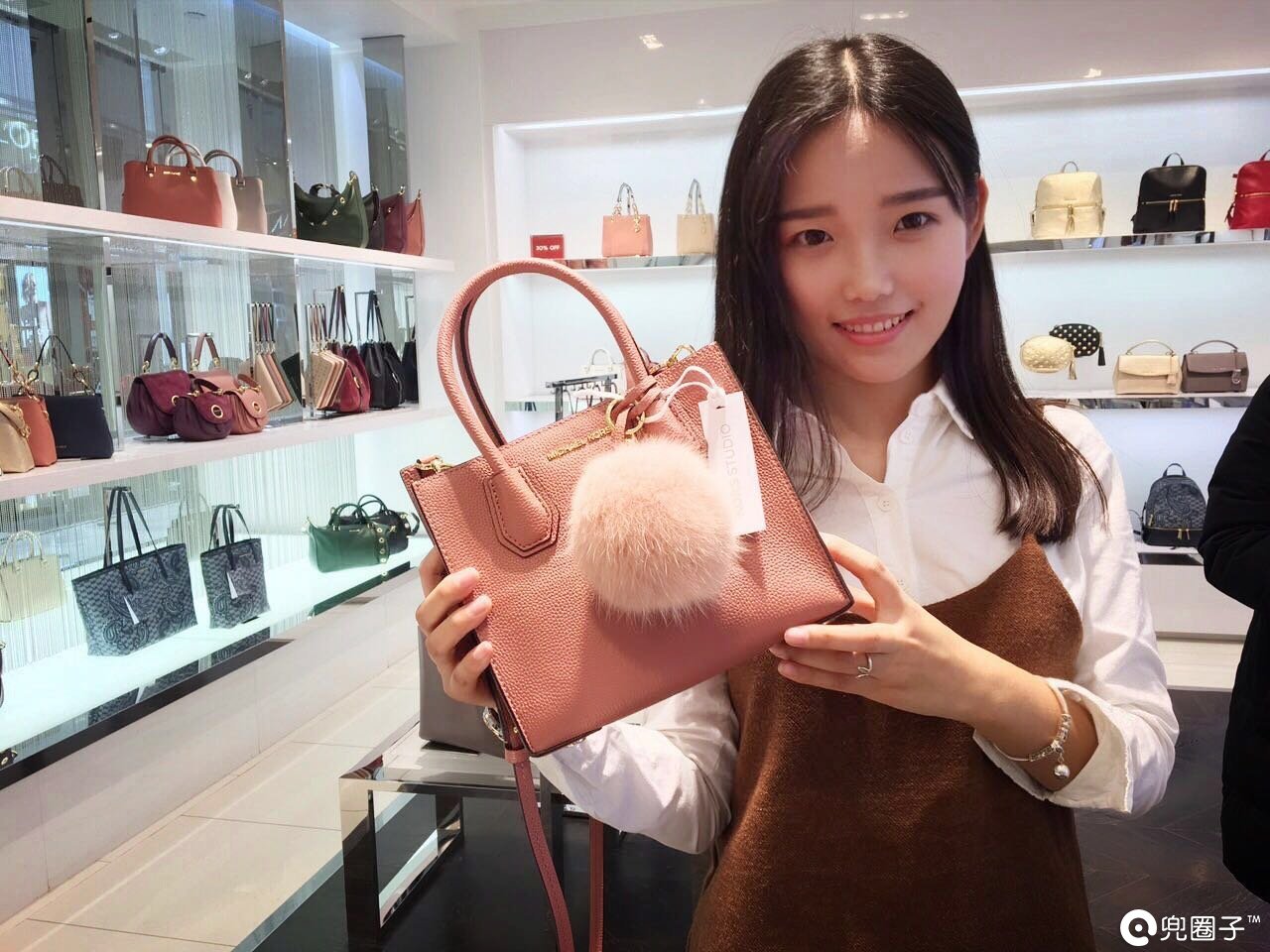 杭州的女生都背什么包,现在女生都在背什么包