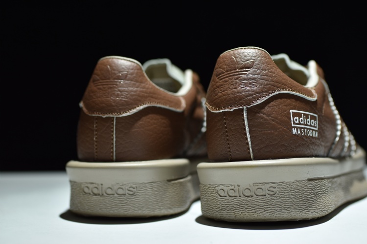 把握早春混搭新意，简简单单运动鞋也能“搞事情”